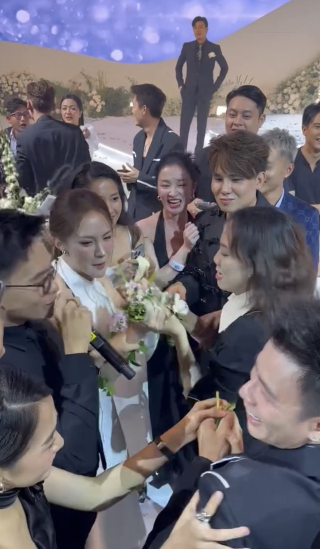 Màn giằng co bắt hoa cưới khiến ai cũng bật cười trong đám cưới Midu