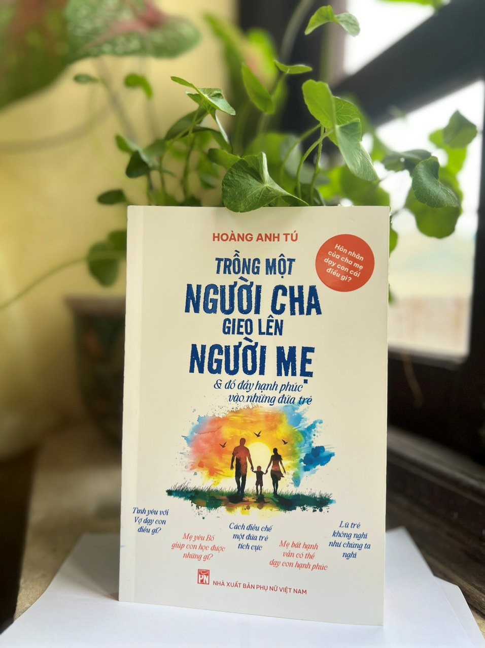 Điều gì khiến “Trồng một người cha gieo lên người mẹ …” của Anh Chánh Văn tái bản sau chỉ một  tuần ra mắt? - ảnh 1