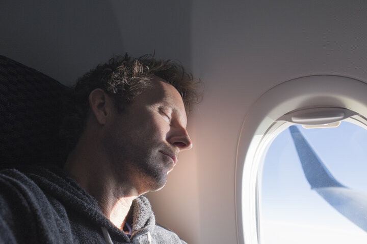 Hành khách không nên dựa đầu vào đó để ngủ vì cửa sổ máy bay không được vệ sinh thường xuyên