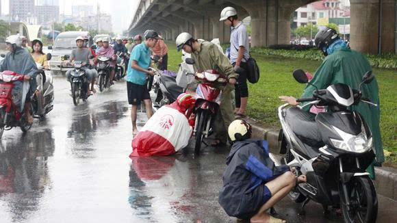 Dừng xe để mặc áo mưa có bị phạt không, và mức phạt là bao nhiêu? - ảnh 2