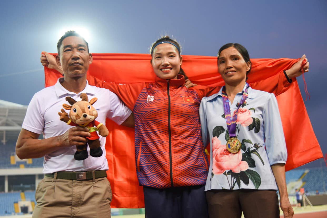 Linh Na cùng ba mẹ tham gia thi đấu.