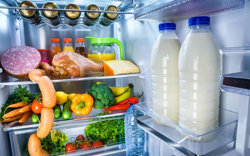 Không nên bảo quản sữa ở cánh tủ lạnh.