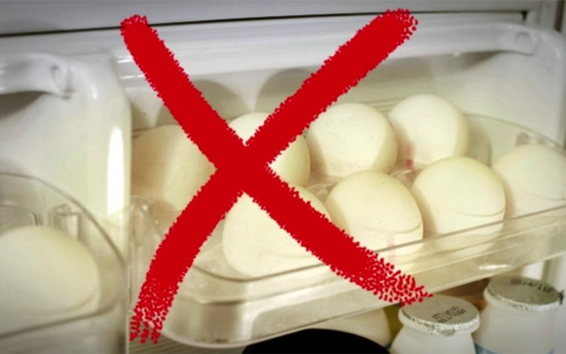 Không nên để trứng ở các khay đựng trứng ở tủ lạnh.