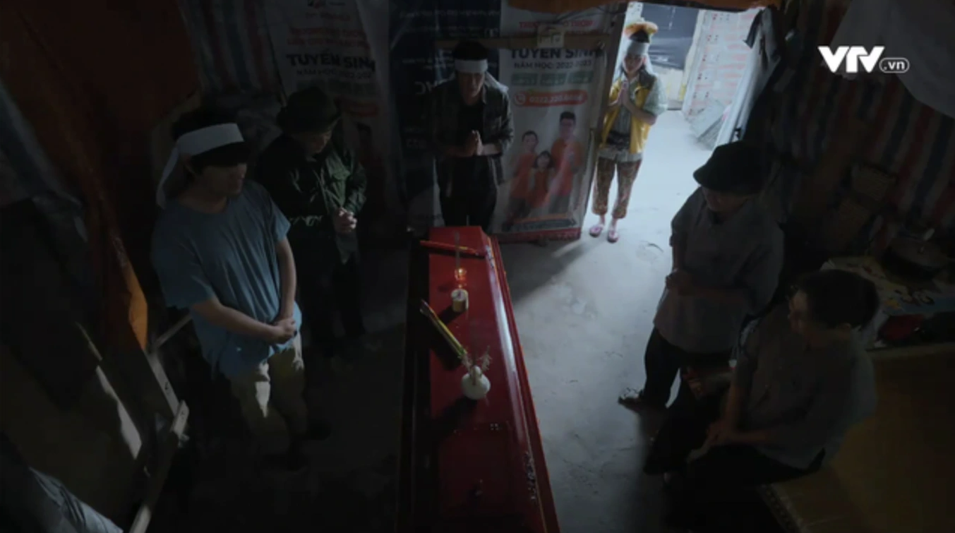 Phân cảnh những người hàng xóm tới nhà bà Lục cùng làm tang lễ (Ảnh: VTV).