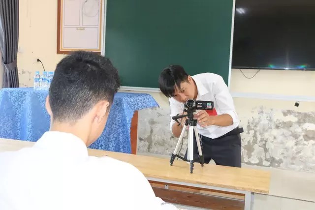 Giám thị sắp xếp camera trong phòng thi dành riêng cho Đạt