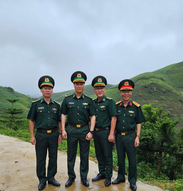 Hé lộ tạo hình của Việt Anh khi vào vai chiến sĩ biên phòng, hóa trang đen nhẻm nhưng cánh tay 'phản chủ' - ảnh 2