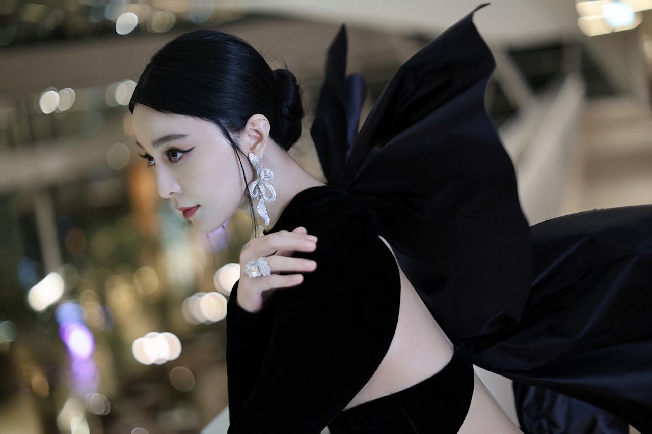 Phạm Băng Băng xuất hiện tại Liên hoan phim quốc tế Singapore trong trang phục đen sang trọng, tinh tế.