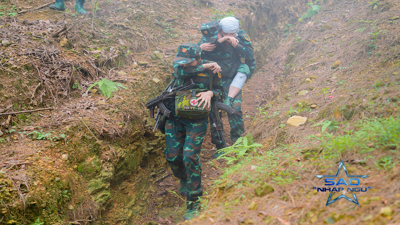 Thùy Tiên cùng Mie đang cõng 'thương binh' Pháo qua địa hình hiểm trở