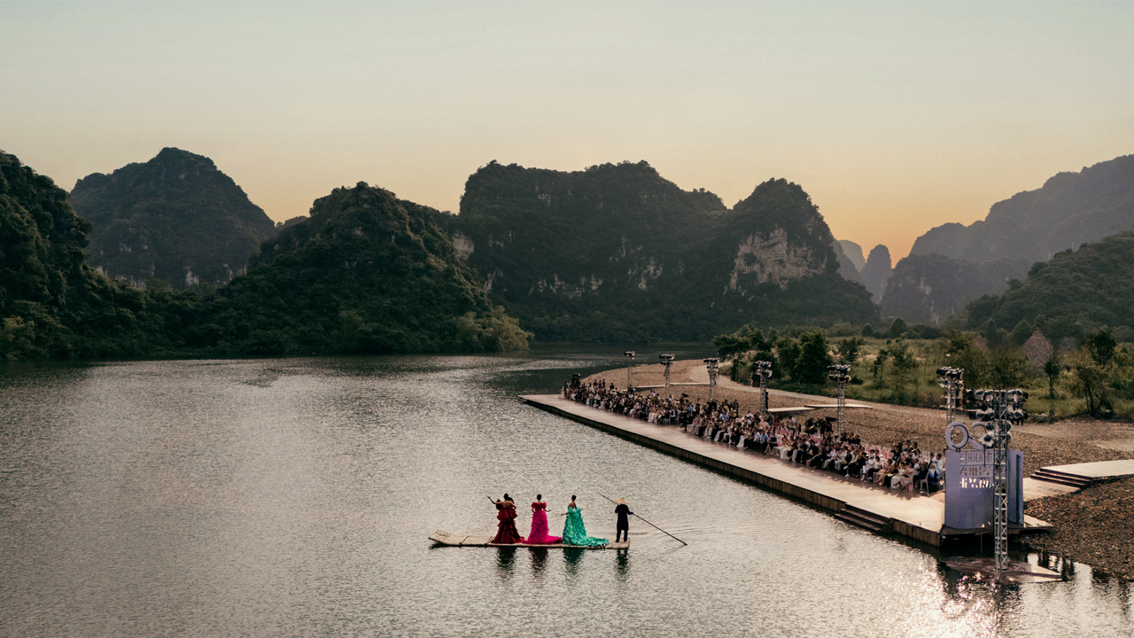 Sàn diễn “HELLO COSMO FROM VIETNAM' nằm giữa khung cảnh hùng vĩ của Tràng An, Ninh Bình