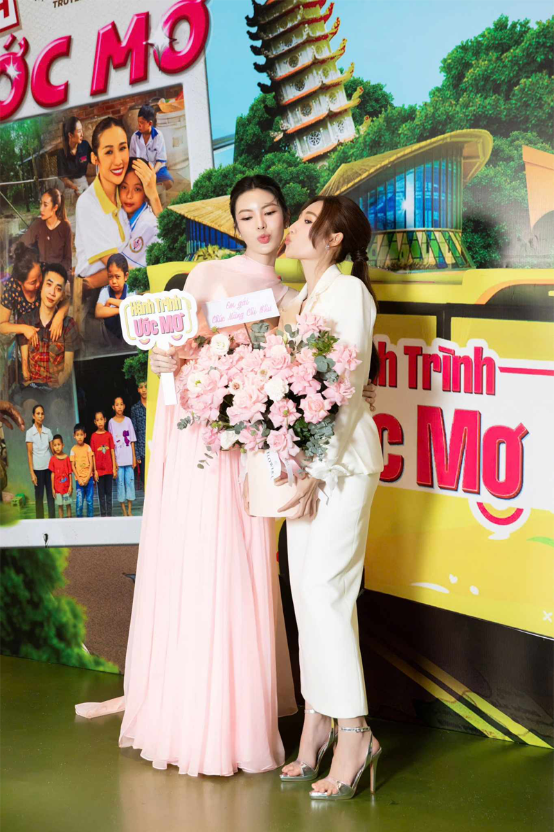 nguyen-huynh-nhu-ra-mat-chuong-trinh-hanh-trinh-uoc-mo-hop-bao-quy-tu-dan-sao-dinh-dam-showbiz-viet