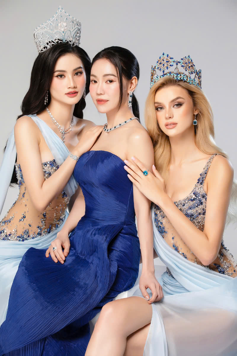 Miss World Vietnam 2024 Huỳnh Trần Ý Nhi cùng đương kim chụp bộ ảnh cùng 'bà trùm hoa hậu' Phạm Kim Dung