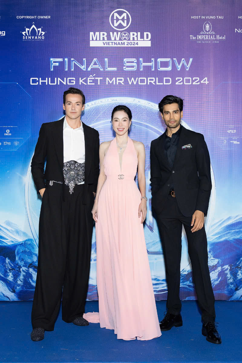 CEO Phạm Kim Dung cùng Mr World 2019 Jack Heslewood Reigning (trái) và Mr World 2016 Rohit Khandelwal (phải)