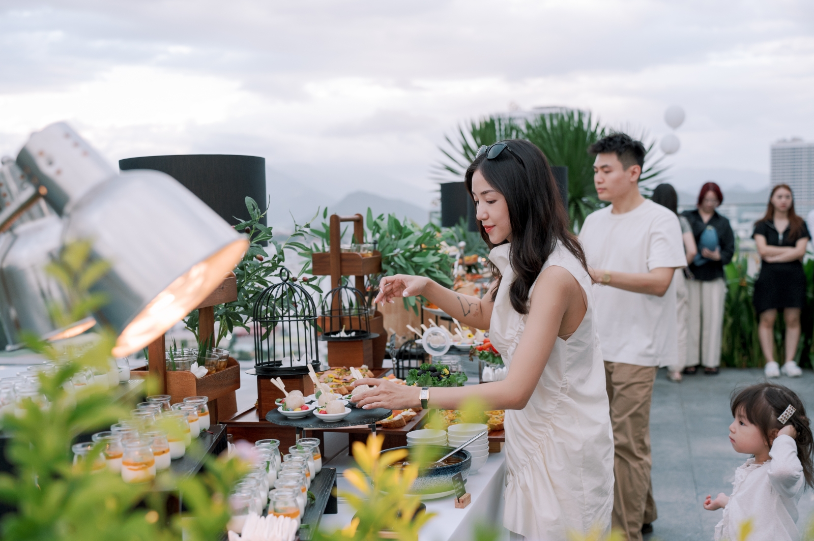 Cả gia đình tự tay chuẩn bị buổi “welcome party” ở trên tầng rooftop