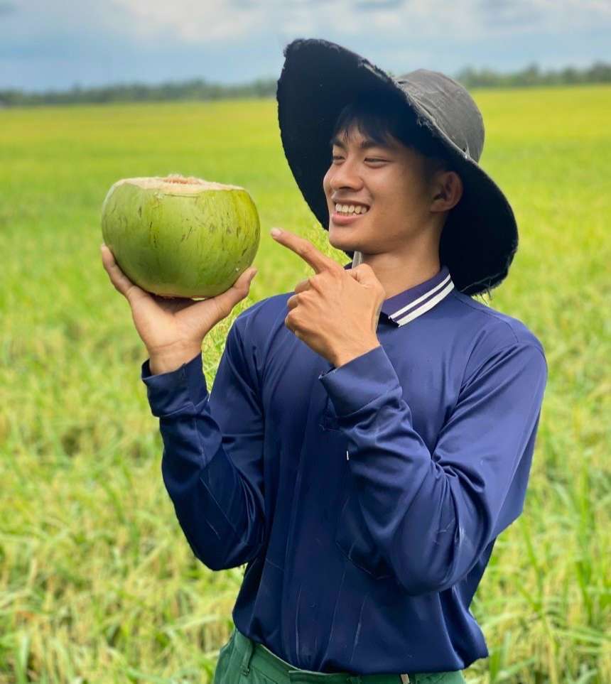 Tại lễ trao giải TikTok Awards Vietnam 2024, Lê Tuấn Khang đã nhận giải thưởng danh giá “Nhà sáng tạo nội dung giải trí của năm”