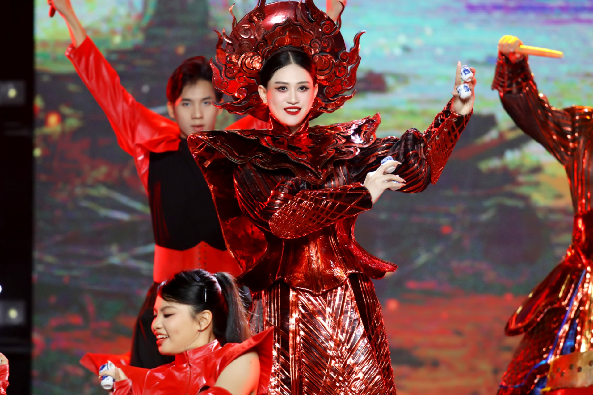 Màn múa rồng, múa chén của Jee Trần góp phần tạo nên một “màn trình diễn triệu điểm”