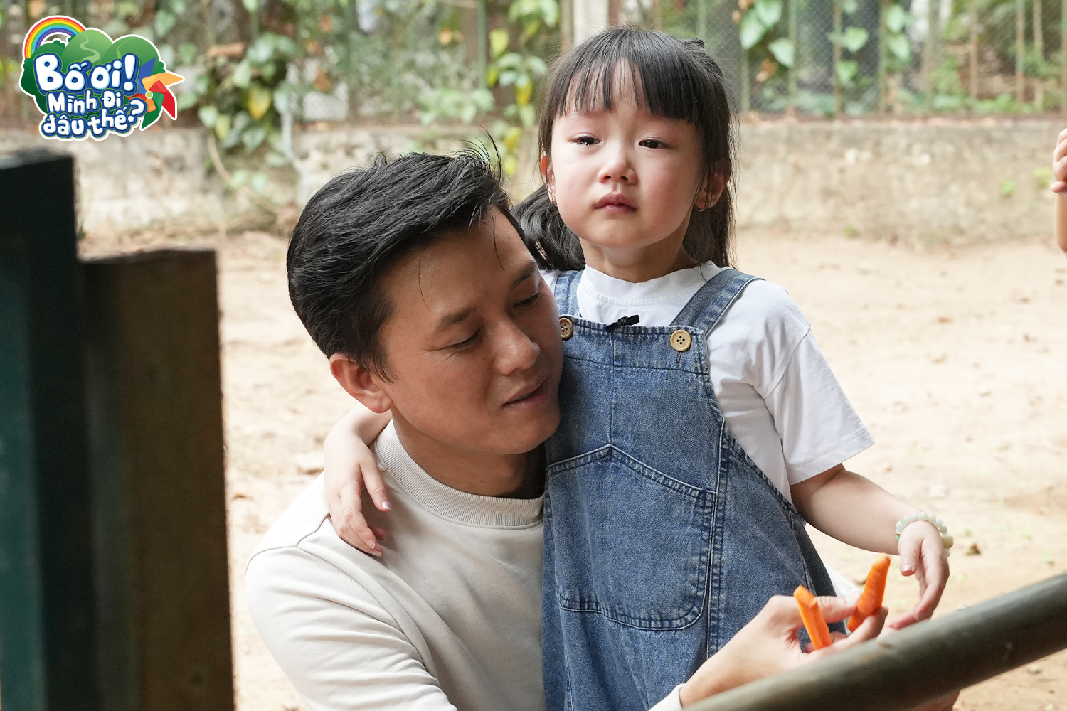 Bào Ngư - con gái Quách Ngọc Tuyên khóc nức nở khi tham gia thử thách cho ngựa ăn