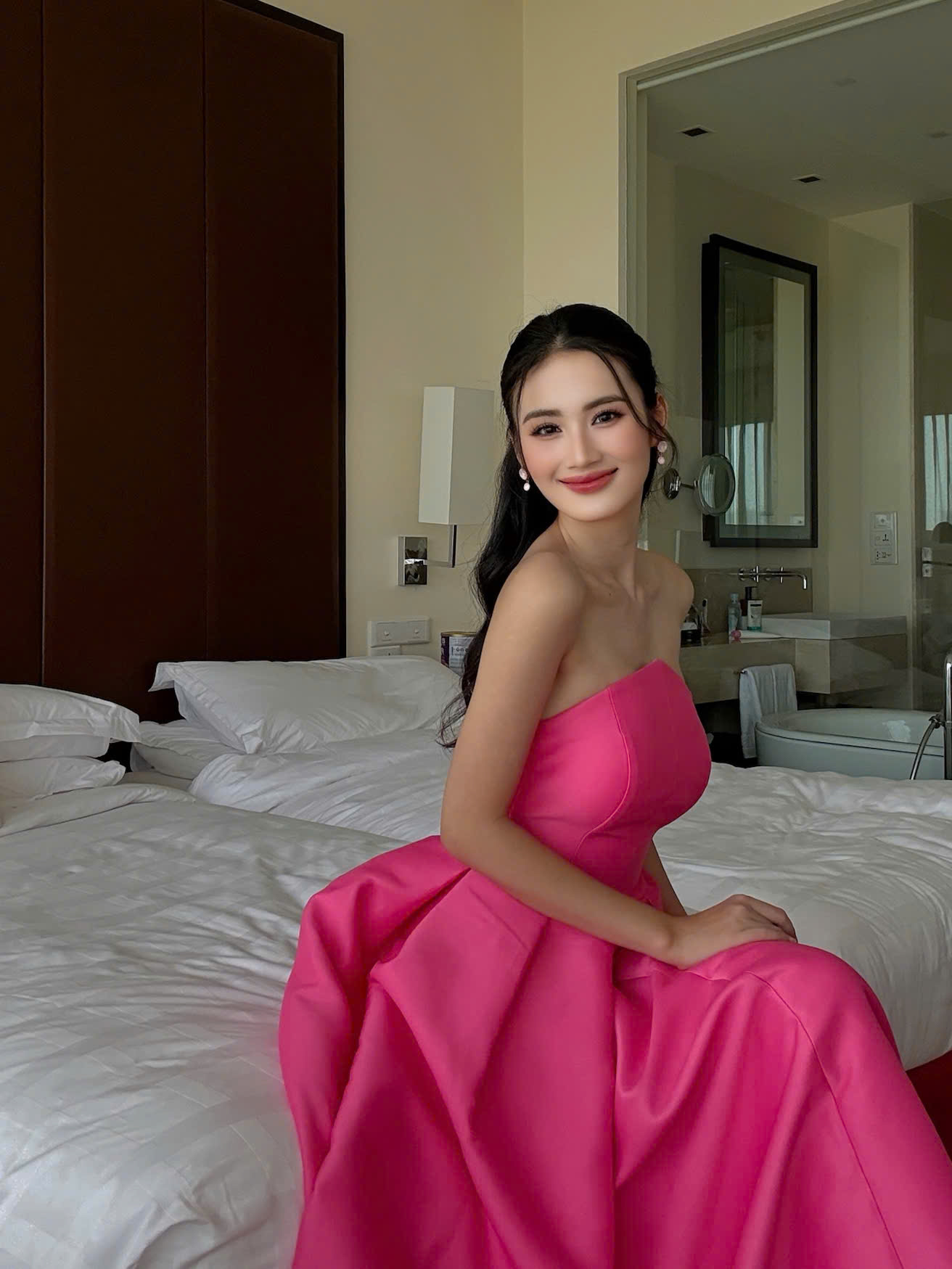 Hình ảnh dầu tiên của Ý Nhi trên hành trình chinh phục chiếc vương miệng Miss World nhận về nhiều phản hồi tích cực