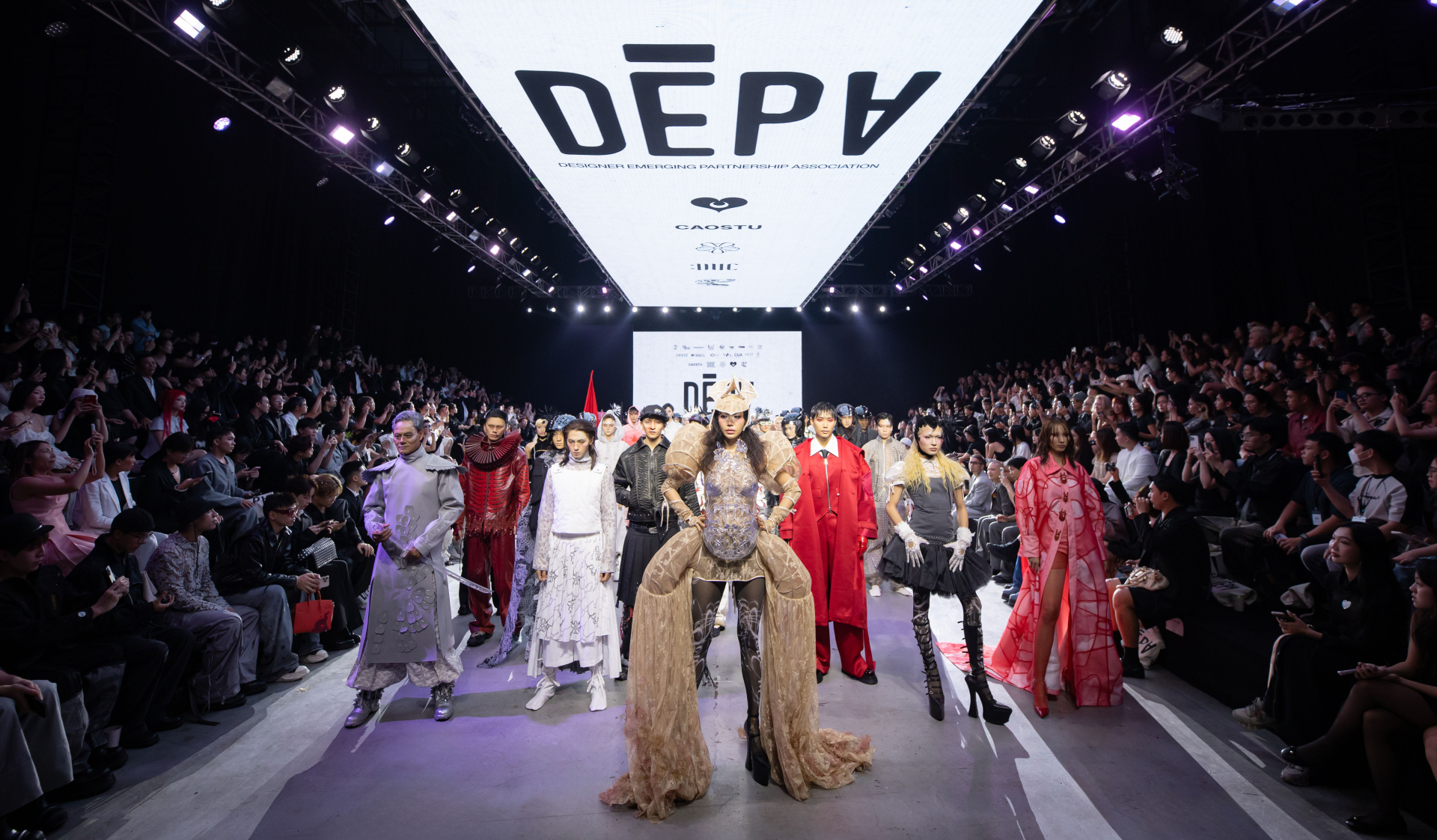 Minh Tú “gây bão” khi hóa thân thành hình tượng người mẹ trong phần mở màn tại DEPA Fashion Show 2025 - ảnh 2