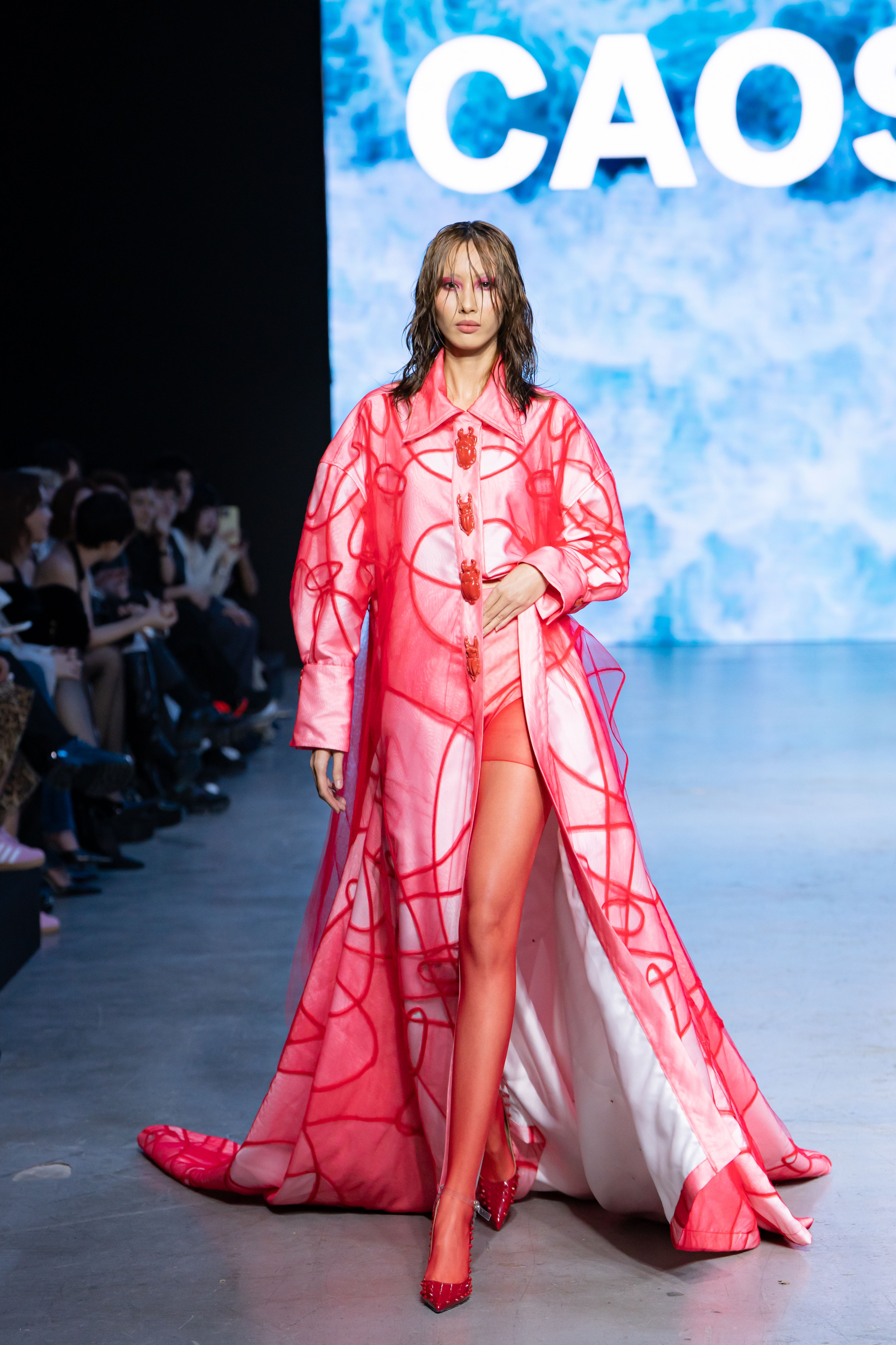 Minh Tú “gây bão” khi hóa thân thành hình tượng người mẹ trong phần mở màn tại DEPA Fashion Show 2025 - ảnh 6