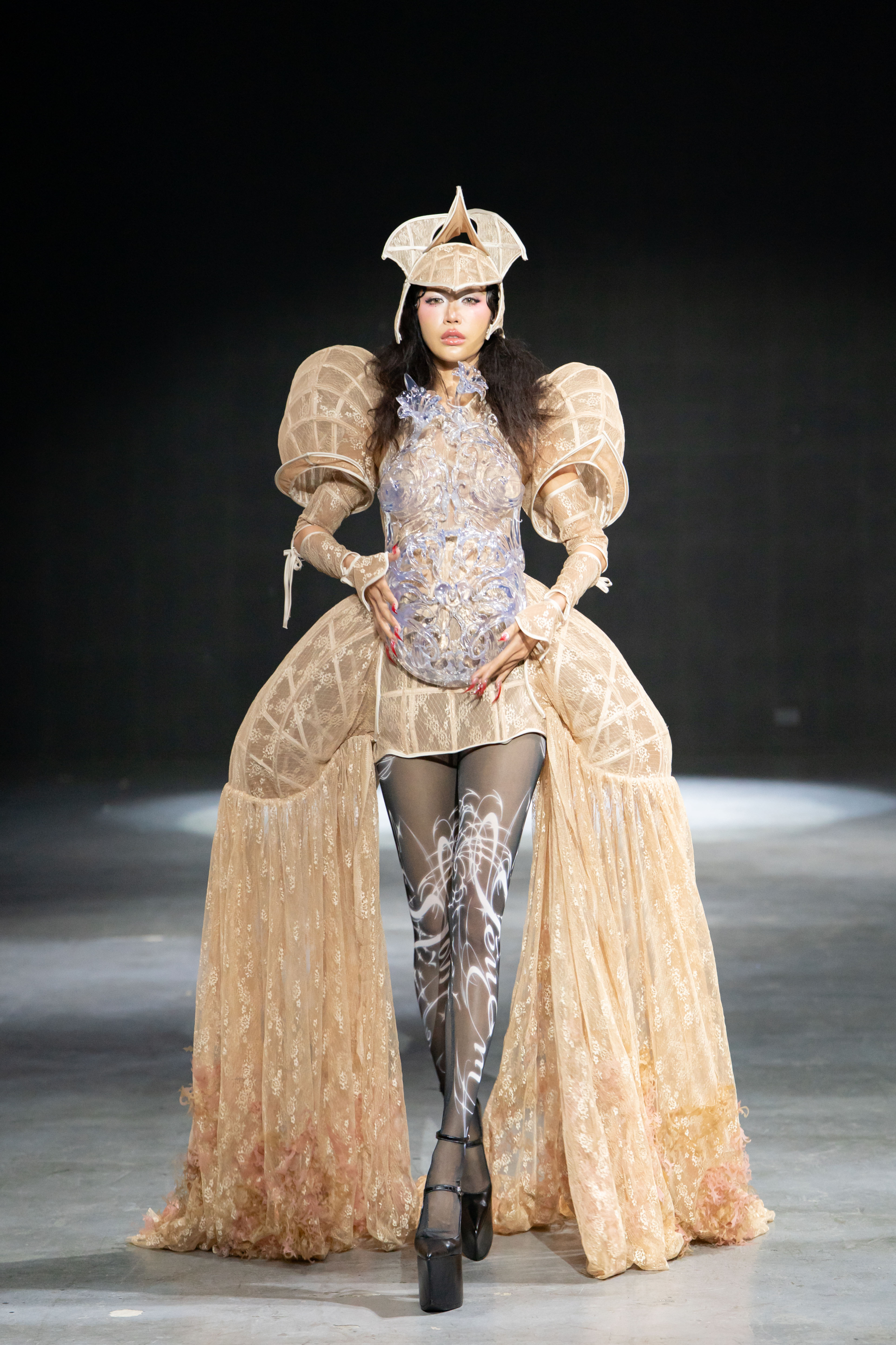 Minh Tú xuất hiện mở màn trong một bộ trang phục couture dựng khối 3D với chất liệu chủ đạo là ren tông beige cổ điển