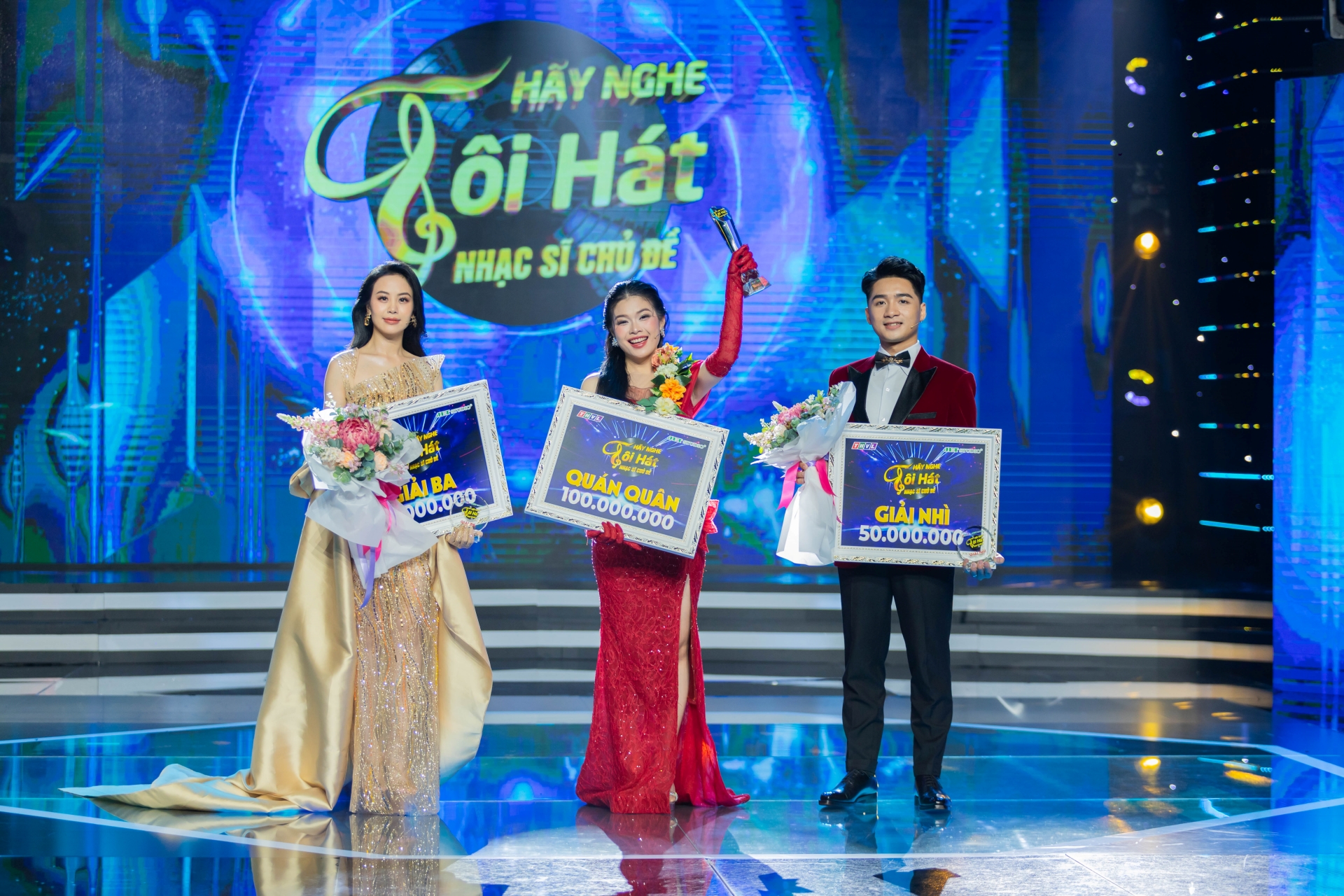 Hoàng Tâm Anh đạt giải ba (trái) với 88,5 điểm, Quốc Phú giành giải nhì (phải) với 89,5 điểm