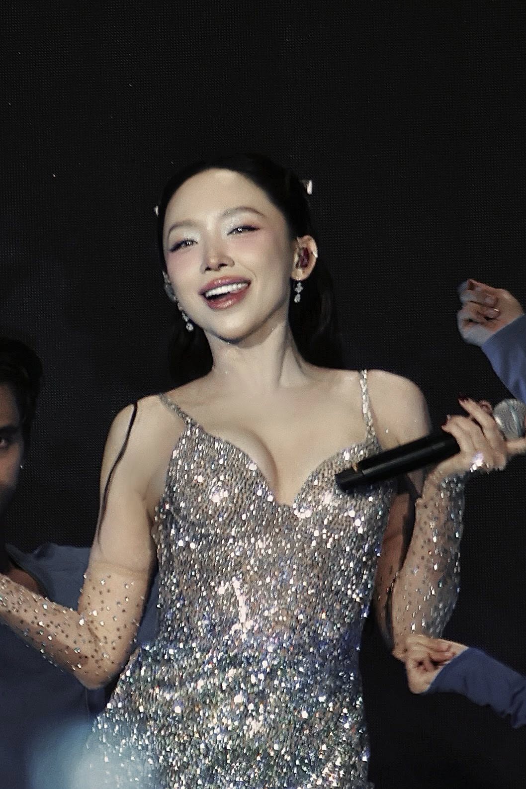 Nữ ca sĩ ngày càng táo bạo hơn trong việc lựa chọn trang phục hở hang, khoét sâu qua đó khéo léo 'flex' sắc vóc ngày càng thăng hạng.