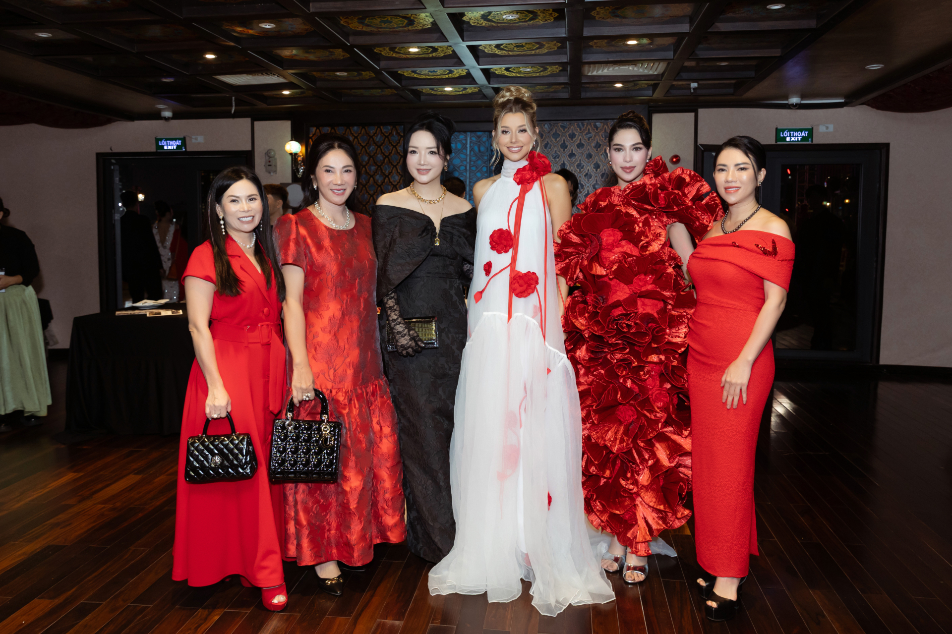 Dàn sao Việt và quốc tế rạng rỡ trên thảm đỏ dạ tiệc thời trang đầu năm mới - ảnh 7