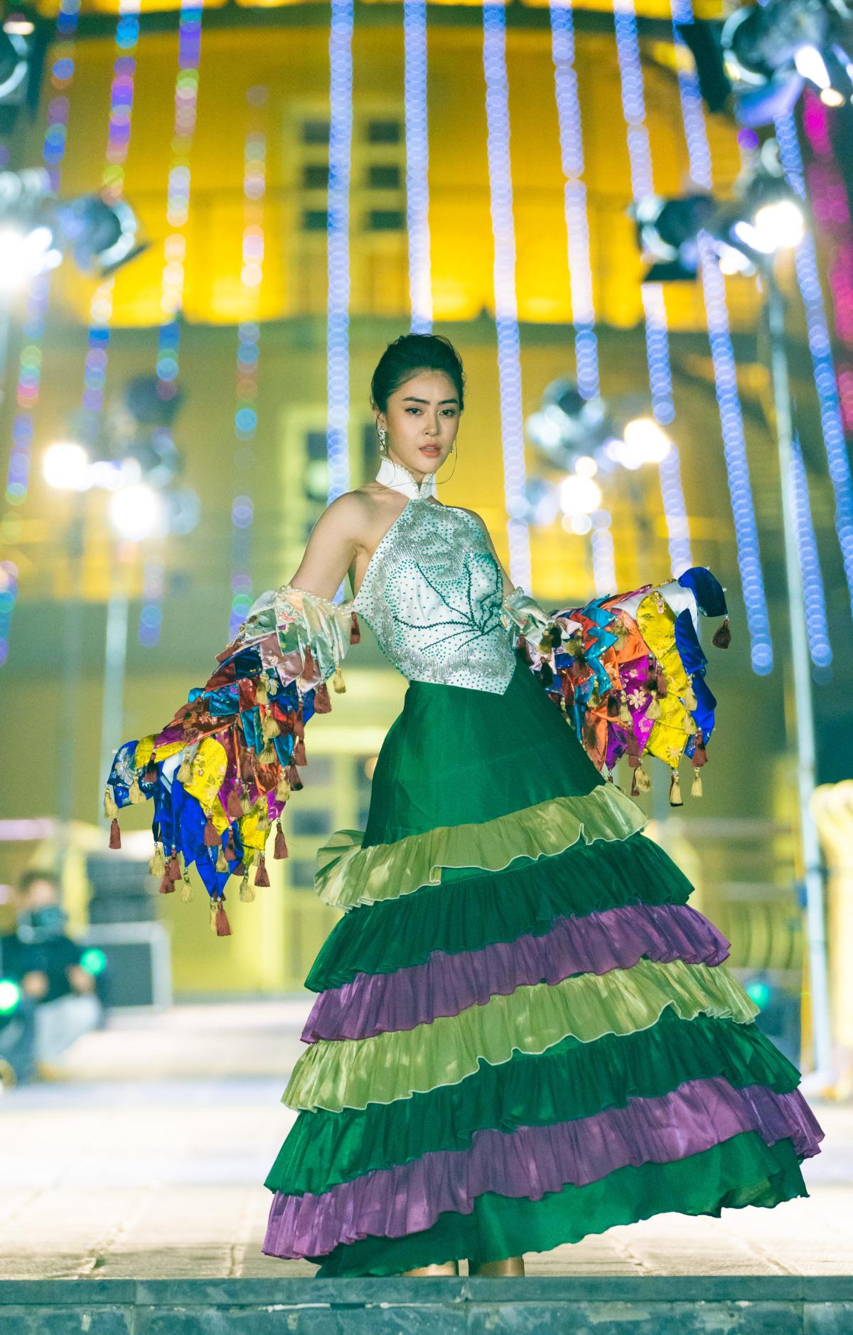 Lý Kim Thảo tiếp tục được NTK 'chọn mặt gửi vàng', thể hiện vẻ đẹp của trang phục trong BTS Sen gấm.