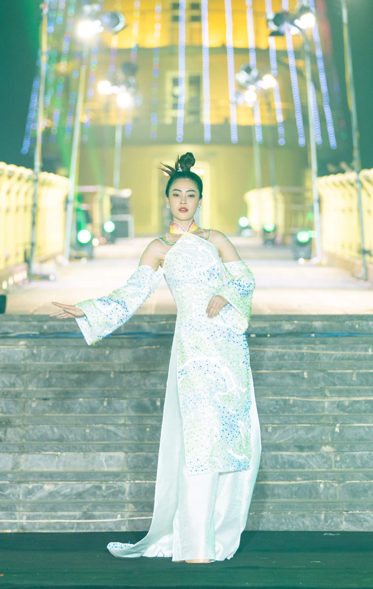 Hoa hậu Lý Kim Thảo trình diễn BST Non sông gấm vóc