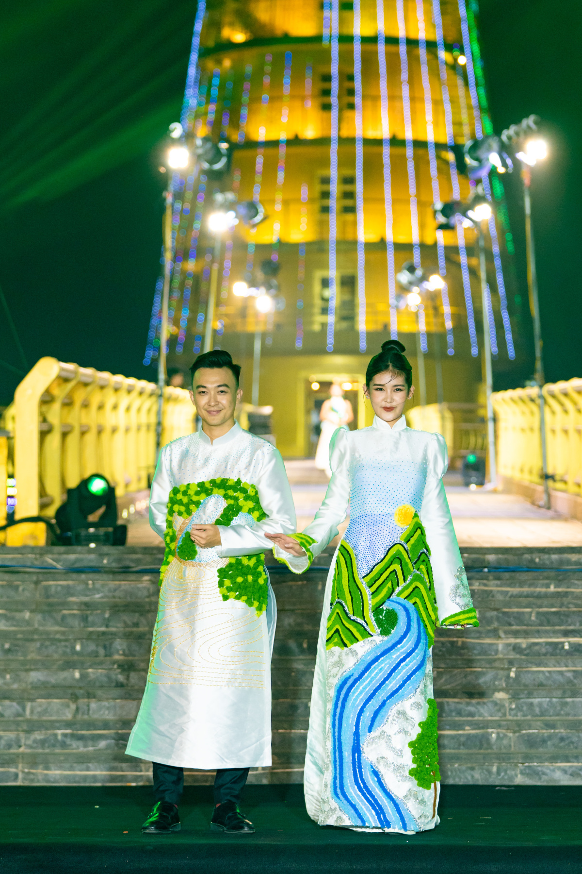 Lần đầu tiên MC - BTV đài Truyền hình TPHCM HTV Phan Tô Ny cùng với vợ là Hoa hậu Đại dương 2017 Lê Âu Ngân Anh sóng đôi trên sàn diễn thời trang. 