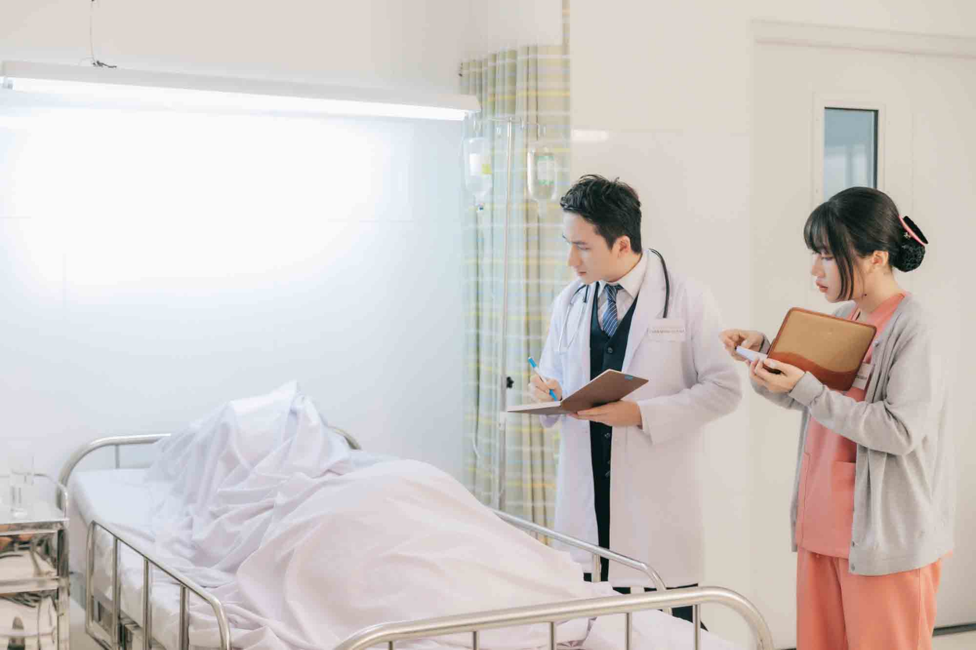 Trong MV Chuyến Xe, Phan Mạnh Quỳnh và Orange vào vai bác sĩ - y tá cùng làm việc tại một bệnh viện.