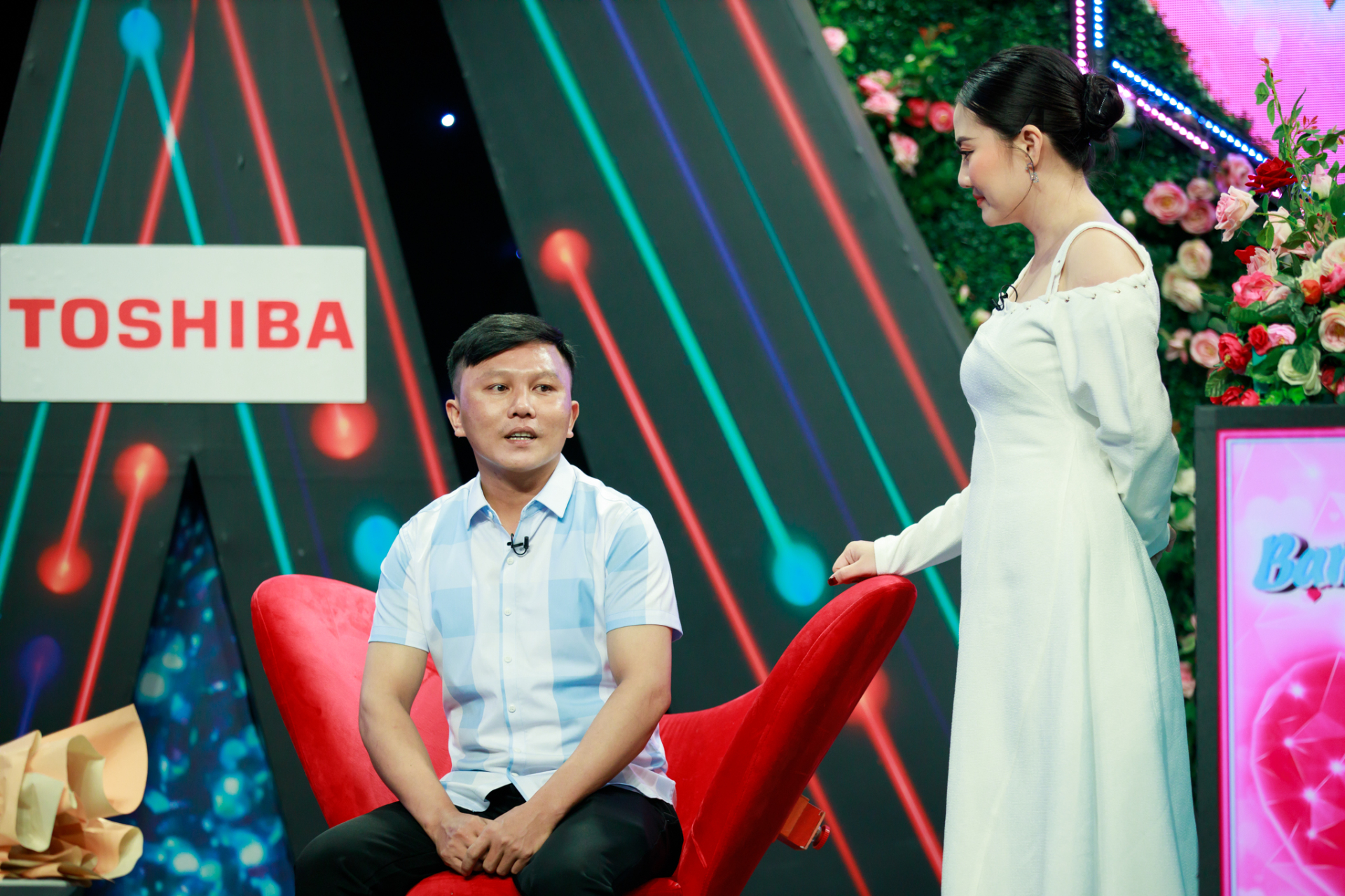 Văn Nông nhanh chóng chiếm thế chủ động, liên tục tấn công nhà gái khi hàng rào được mở