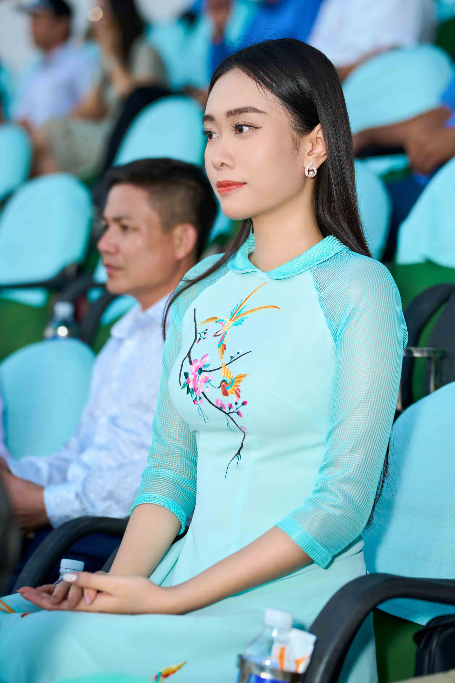 Xuất hiện với vai trò khách mời, Miss Peace Vietnam 2022 đã có mặt từ rất sớm để theo dõi một trận đấu trọn vẹn.