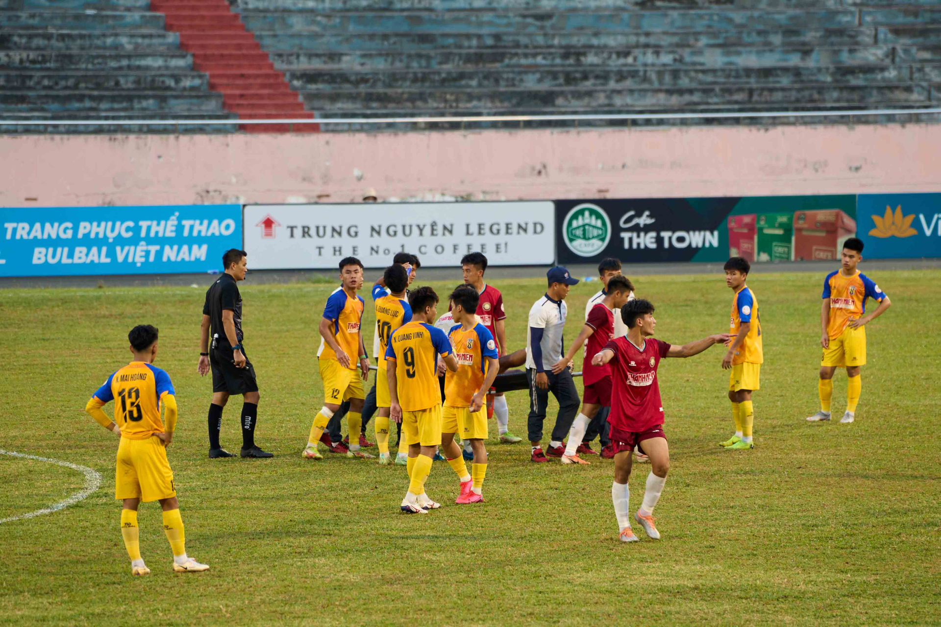 hai đội bước vào trận Chung kết là U.19 Đông Á Thanh Hóa hay U.19 Sông Lam Nghệ An thì 12 đội có mặt tại VCK U.19 Quốc gia 2023 đều xứng đáng được vinh danh chức vô địch của chính mình vì những nỗ lực bỏ ra”. 