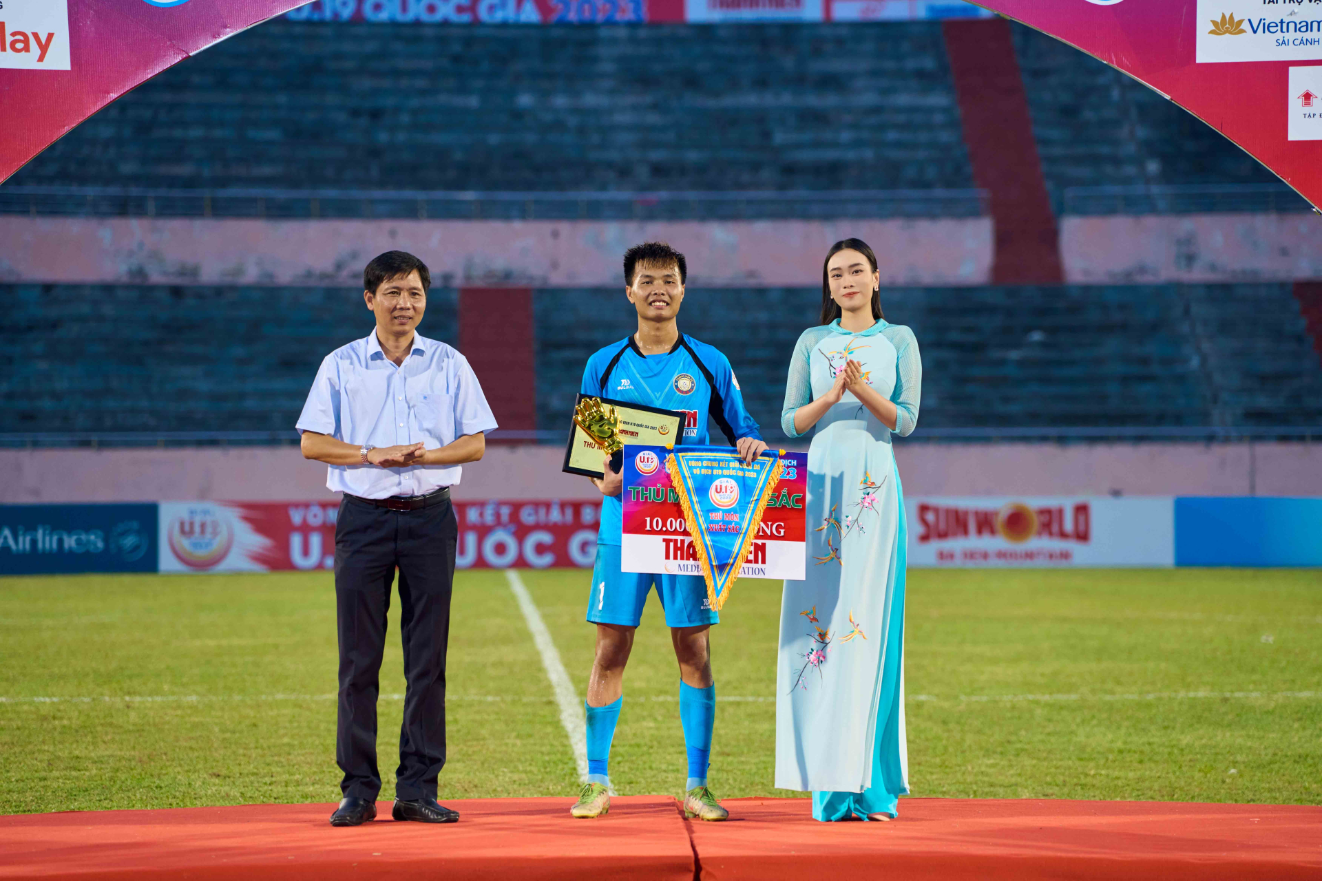 Miss Peace Vietnam 2022 - Trần Thị Ban Mai gây chú ý khi xuất hiện với vai trò người dẫn chương trình cho giải bóng đá trẻ quốc gia.