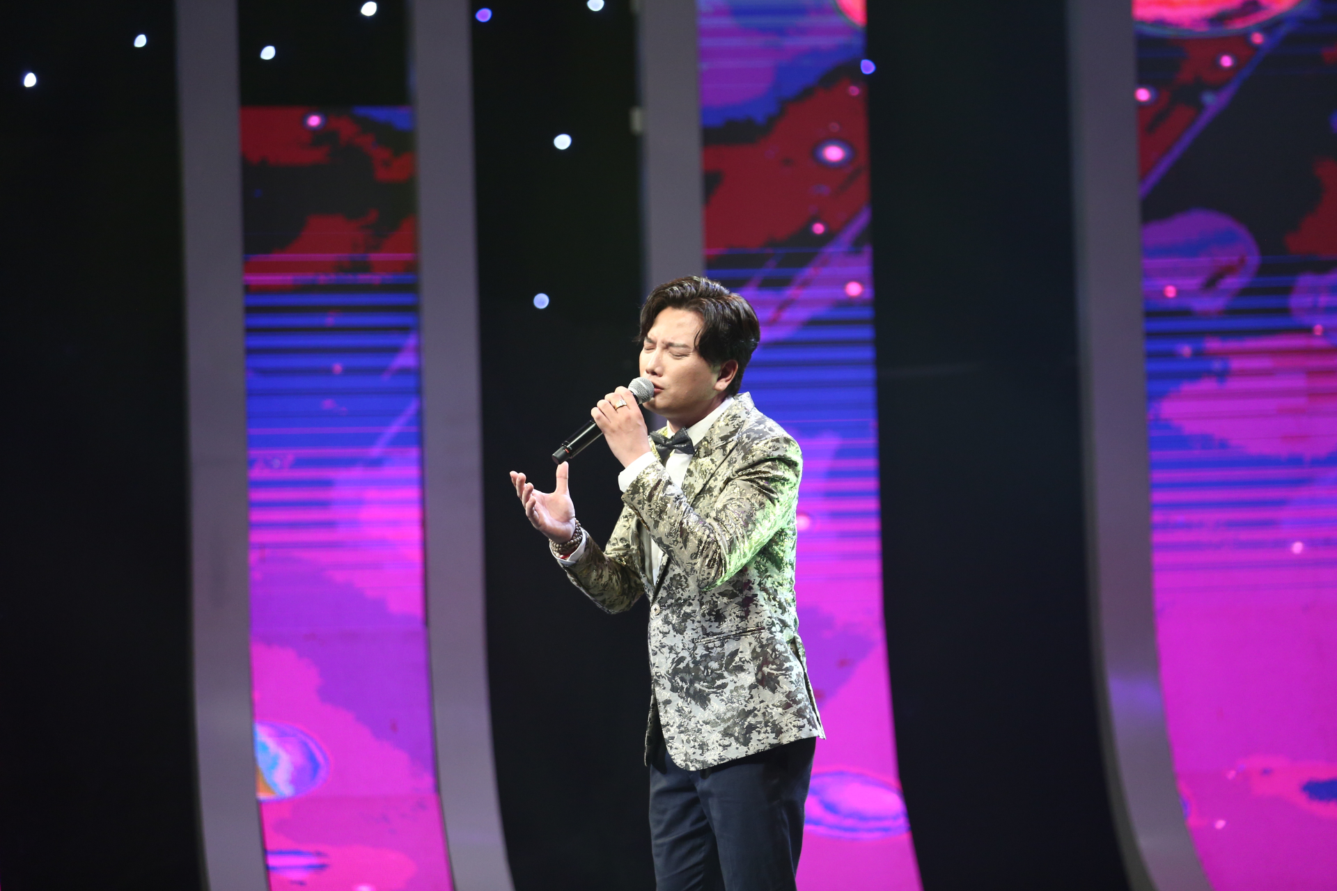 Bá Thắng cũng từng mời người mẹ nghệ sĩ của mình phụ diễn trong một cuộc thi nhưng chưa một lần nào anh đứng trên sân khấu hát tặng cha mẹ mình.