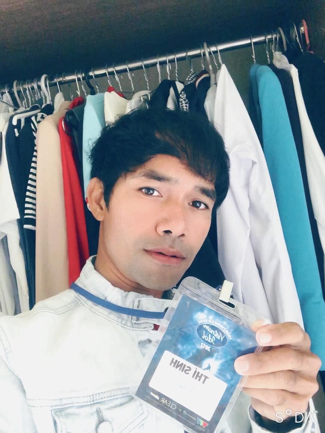 Tấm thẻ thí sinh 'Việt Nam Idol 2012' vẫn được nam ca sĩ giữ đến tận bây giờ.