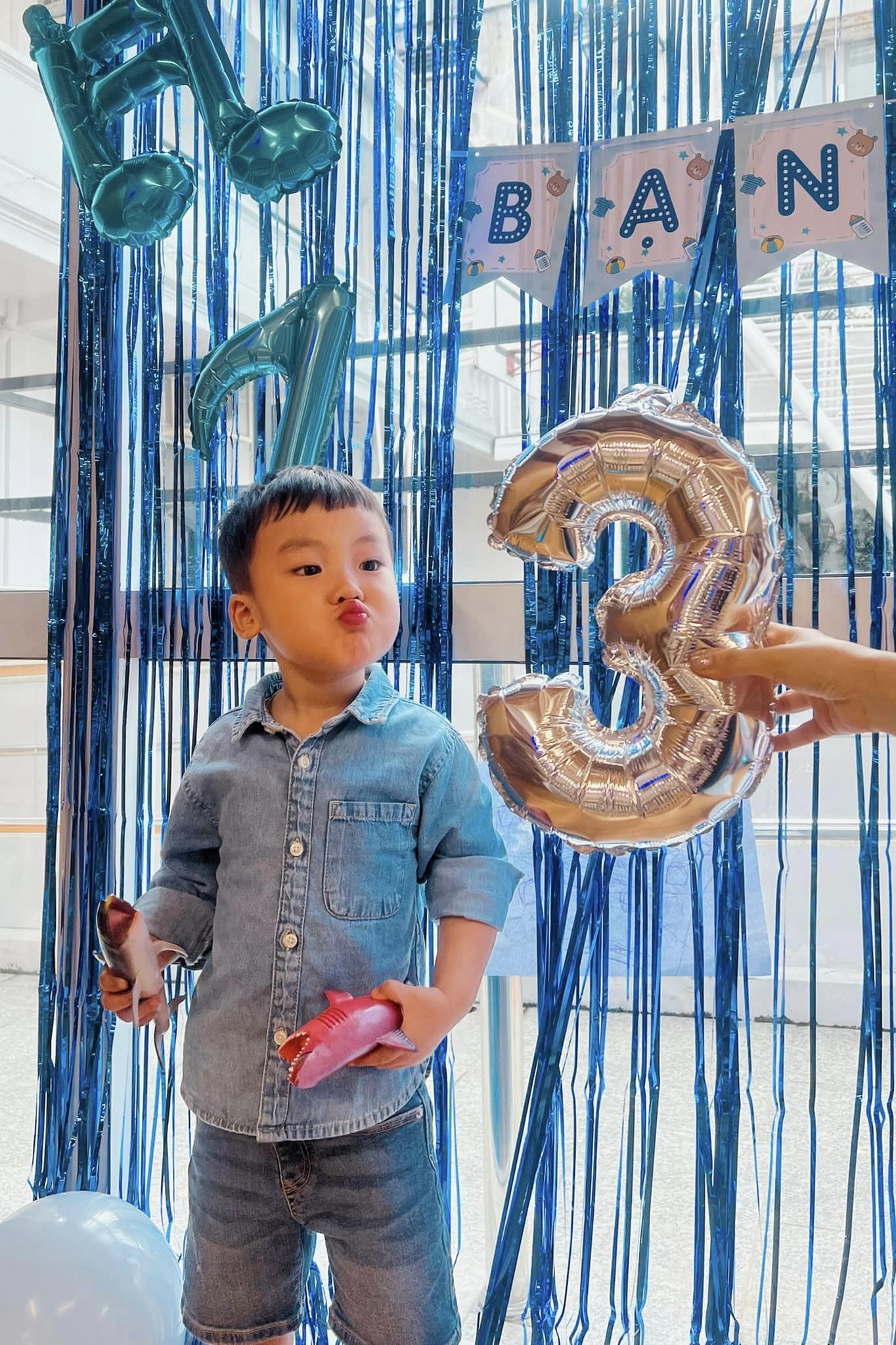 Bo 'thúi' mừng sinh nhật tuổi lên 3 bên mẹ Hòa Minzy và gia đình.