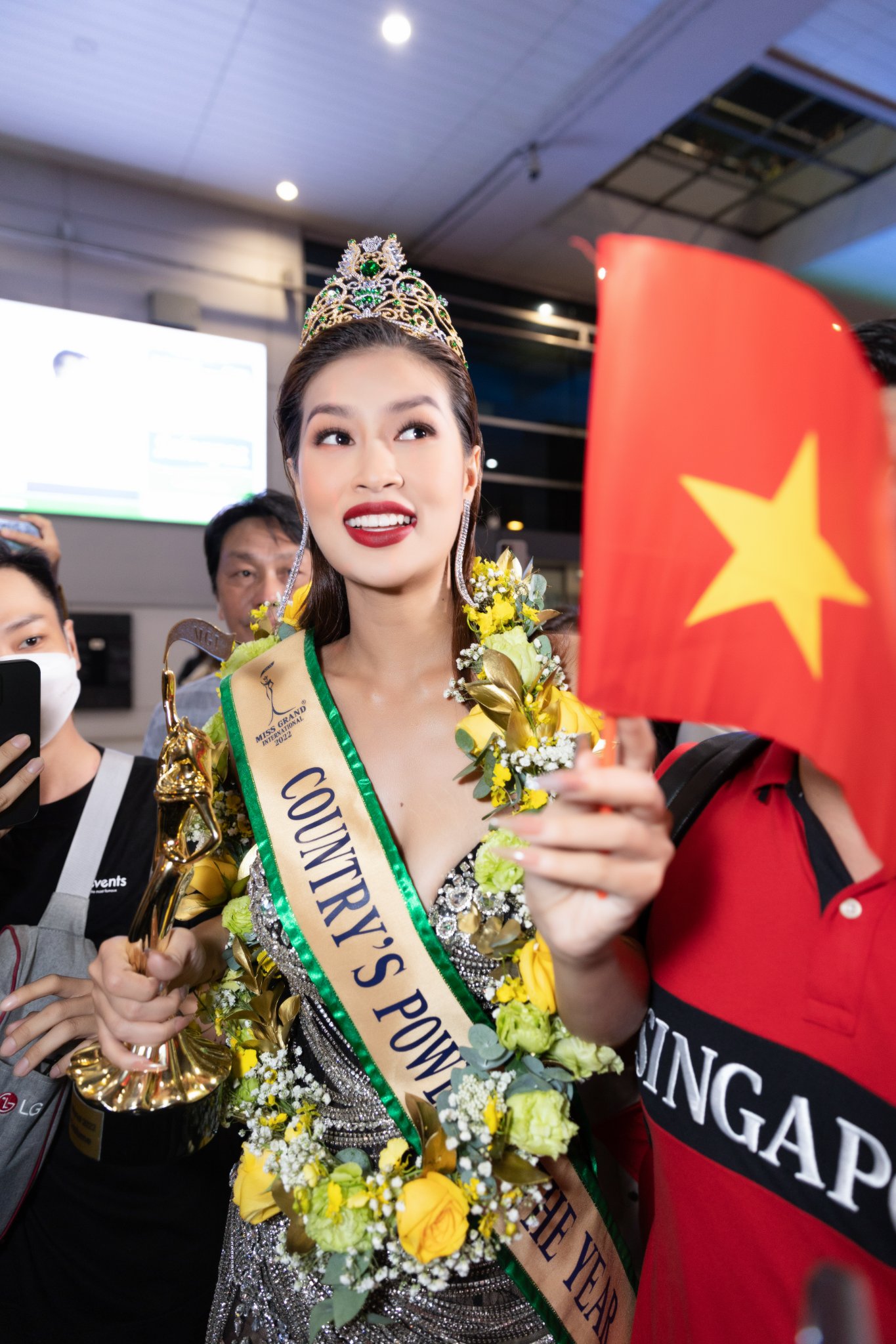 Thiên Ân trở về Việt Nam trong sự chào đón nồng nhiệt của fan hâm mộ. 