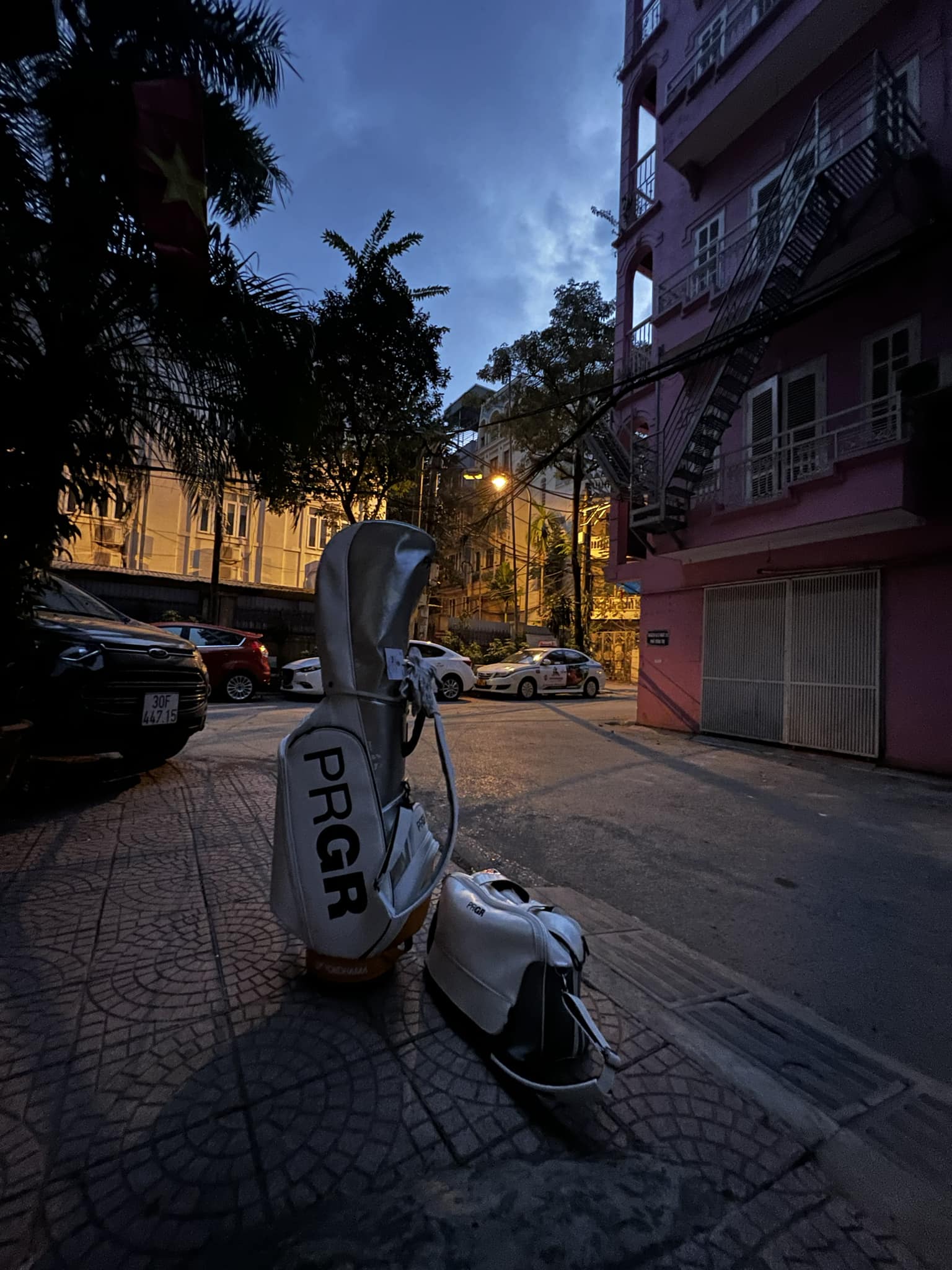 Hồng Đăng đăng tải bài viết chia sẻ chuyện 'bị đuổi khỏi nhà' cùng túi dụng cụ chơi Golf vào sáng sớm. 