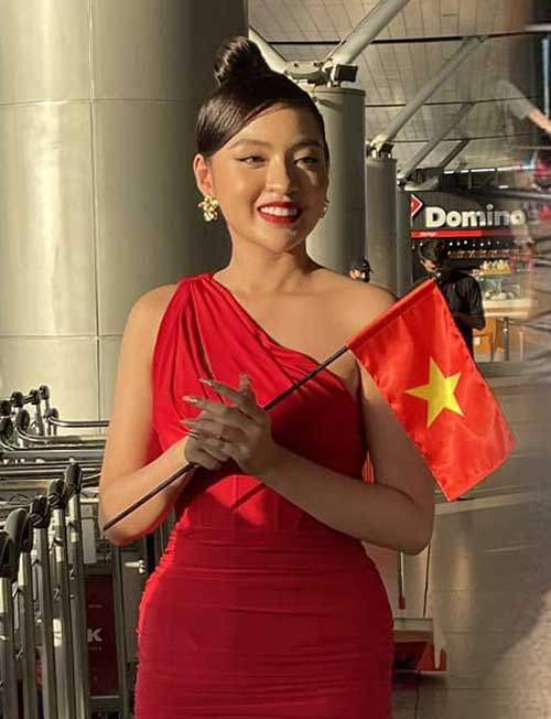 Trần Thanh Tâm đầu tư cho outfit ngày khởi hành thi Hoa hậu với chiếc váy màu đỏ nổi bật giữa sân bay.