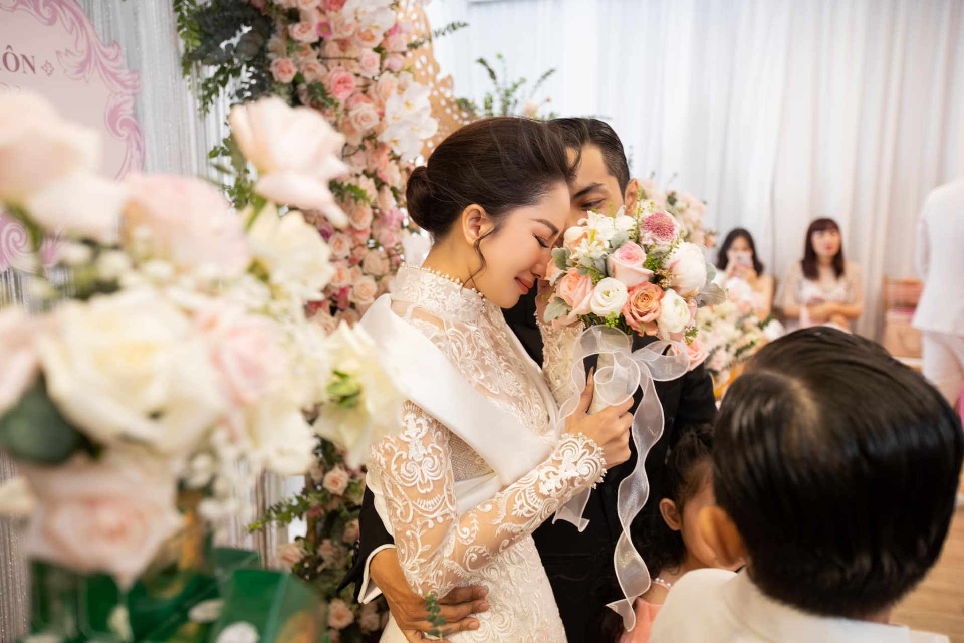 Khánh Thi bật khóc khi chính thức được gia đình Phan Hiển công nhận là dâu con sau 13 năm bên nhau.
