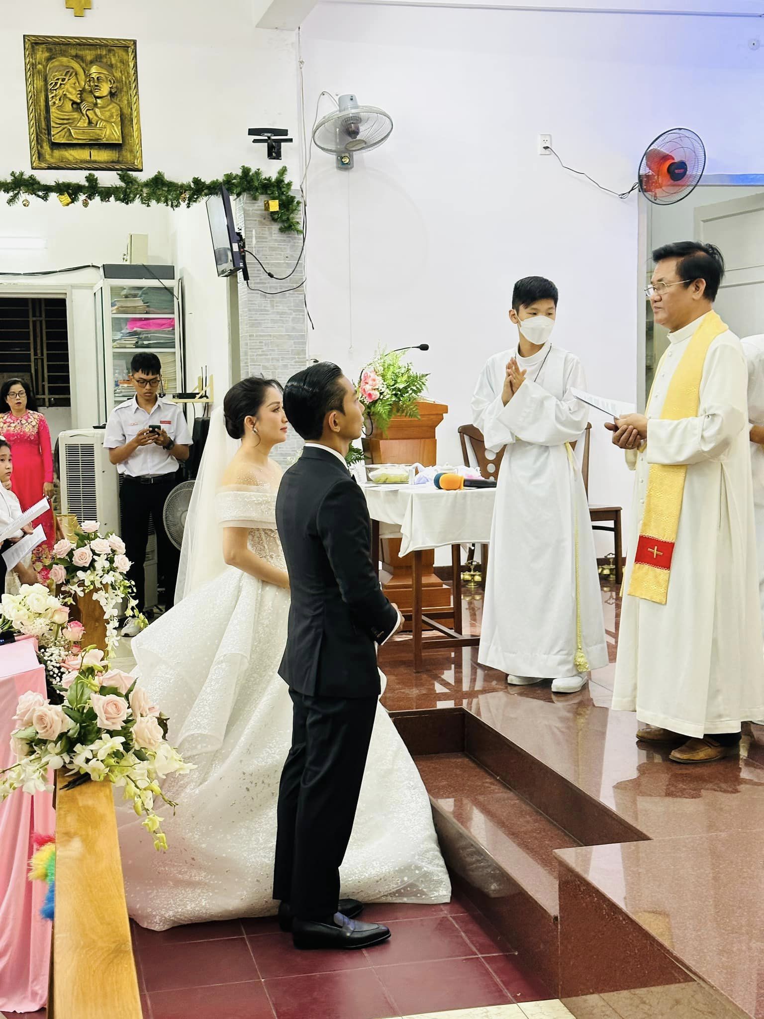 Khánh Thi và Phan Hiển làm lễ cưới theo nghi thức đạo Công giáo.
