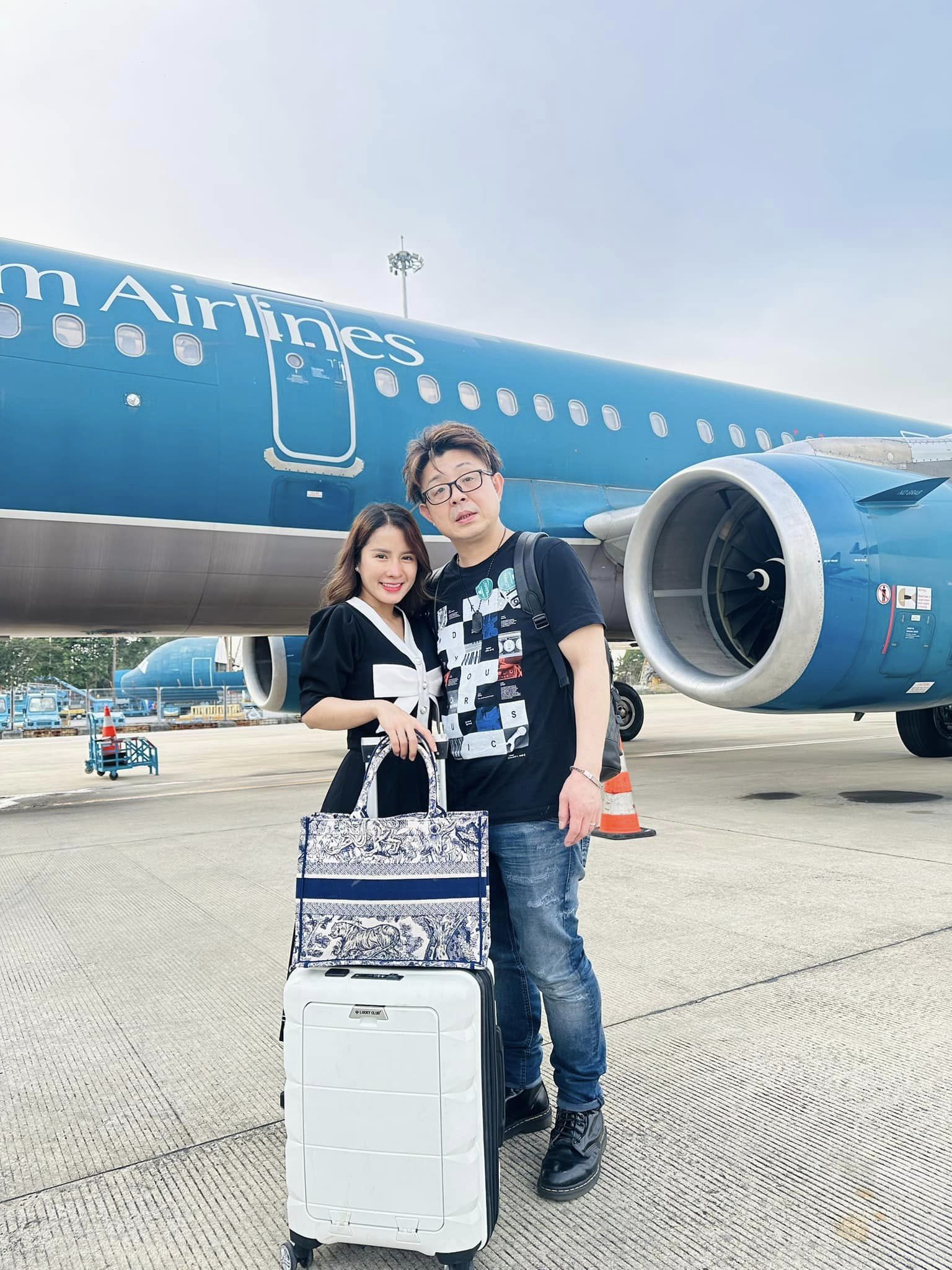 Vợ chồng Bà Nhân Vlog về Việt Nam chuẩn bị cho hành trình 'tìm con' đầu lòng.