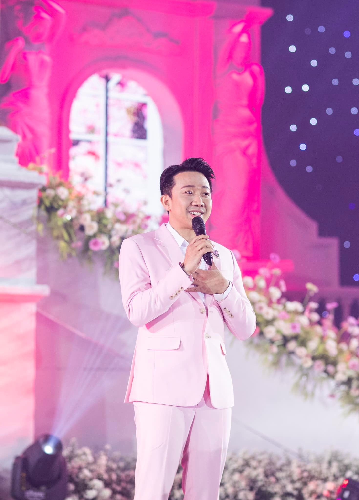 Trấn Thành đảm nhiệm vai trò MC tại đám cưới Khánh Thi và Phan Hiển.
