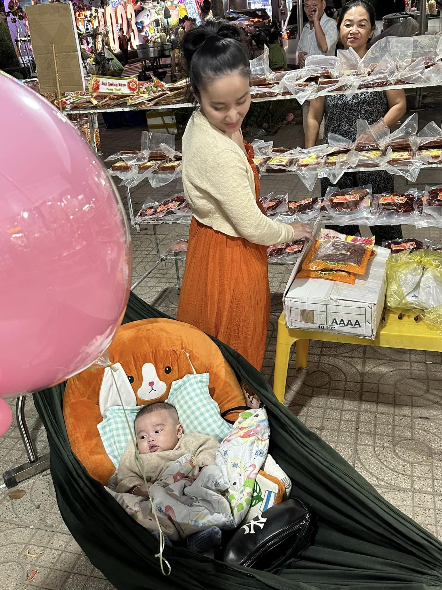Con trai được 5 tháng tuổi đã cùng Quỳnh Quỳnh ra chợ Tết bán hàng.