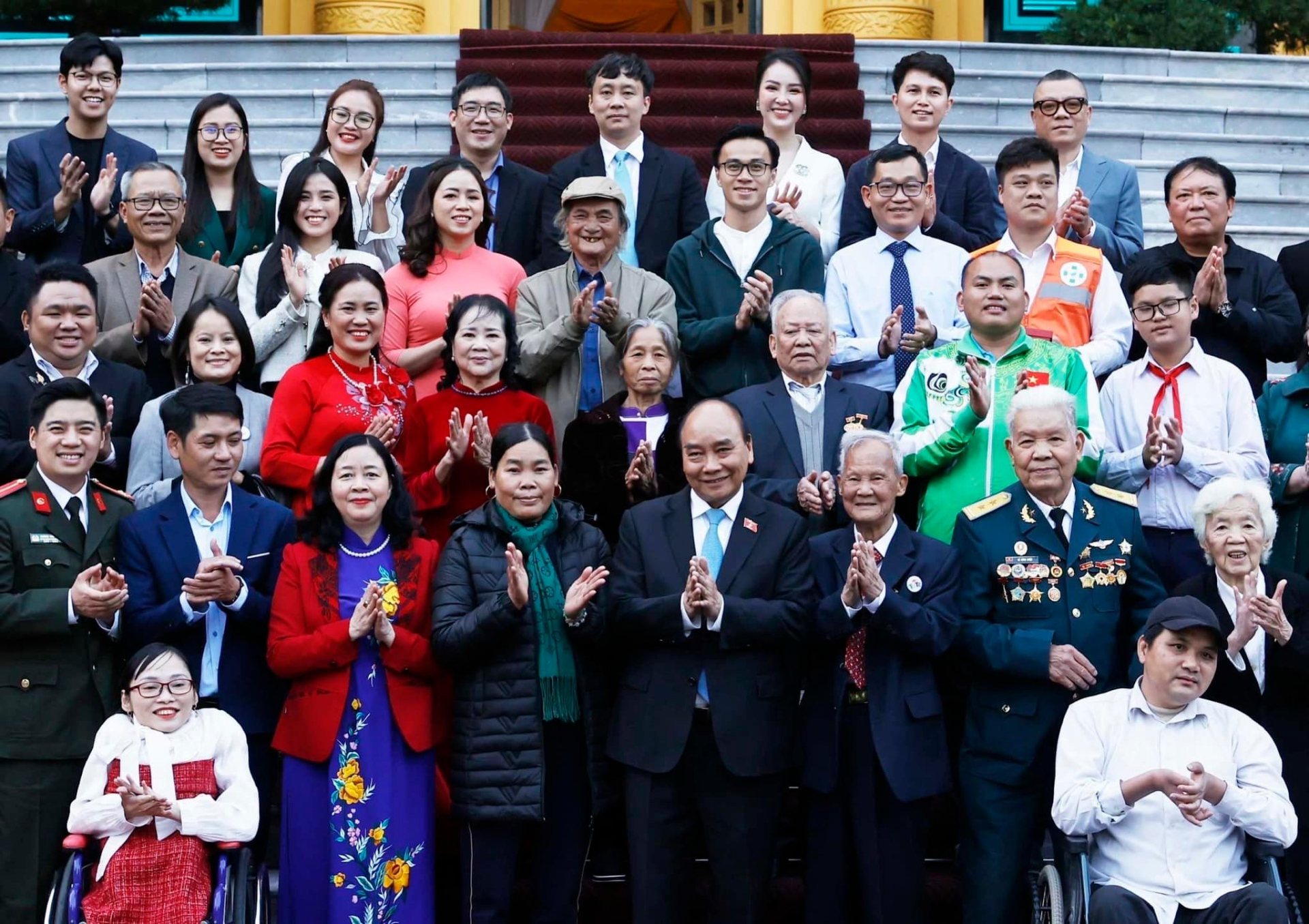 50 đại diện tiêu biểu cho 200 gương mặt 'Việc tử tế' năm 2022 gặp mặt Chủ tịch nước Nguyễn Xuân Phúc ngày cuối năm.