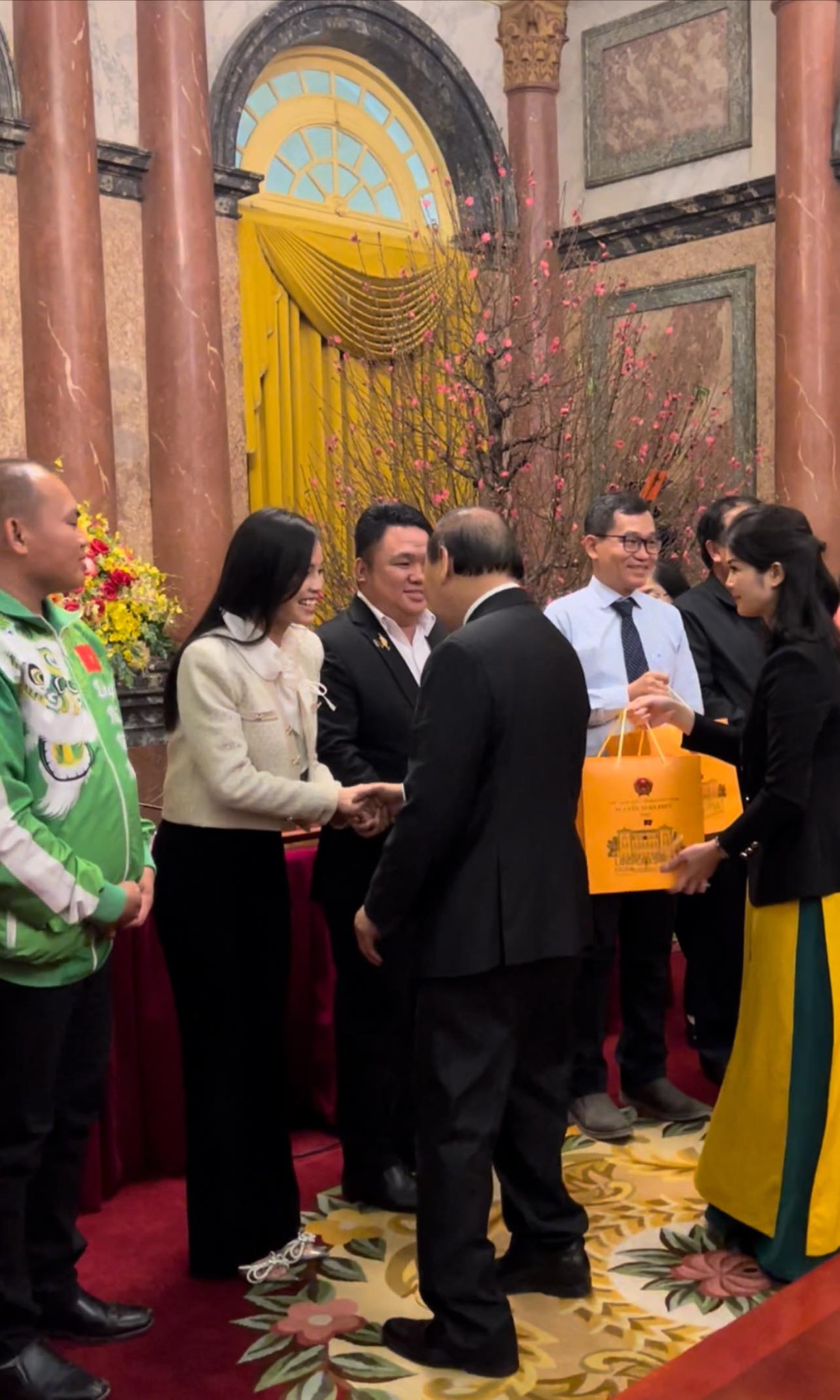 'Cô tiên từ thiện' Trúc Phương tự hào khi được gặp gỡ, trò chuyện cùng Chủ tịch nước Nguyễn Xuân Phúc.