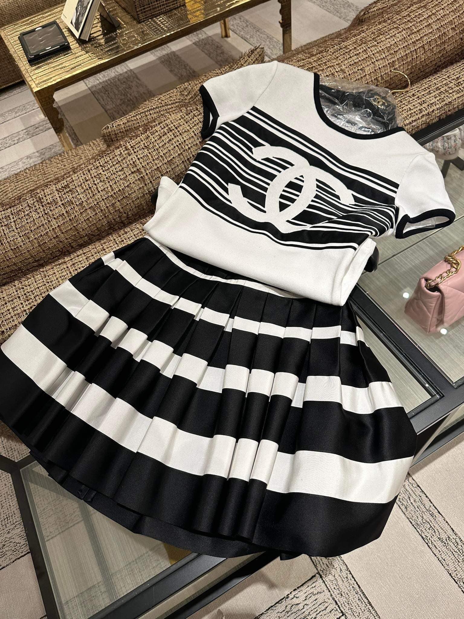 Váy áo của thương hiệu Chanel.