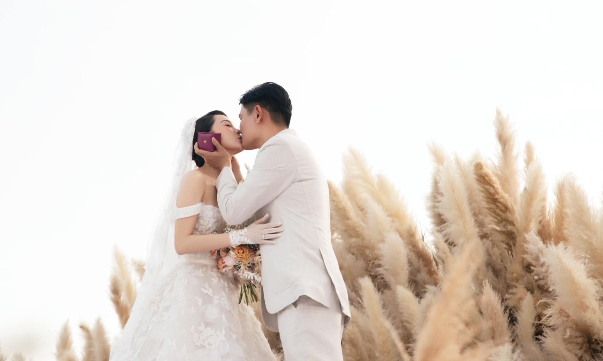 Đám cưới cổ tích của Minh Hằng diễn ra cách đây 9 tháng. Cuối cùng cả 2 cũng sắp đón con đầu lòng trong hạnh phúc.